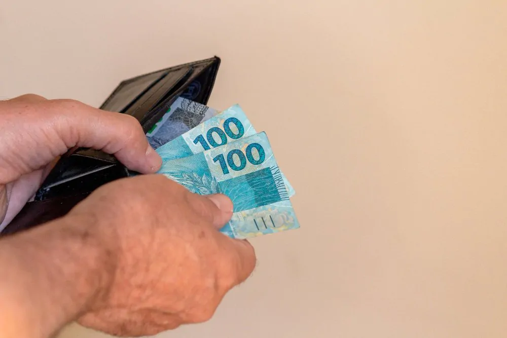 Carteira com dinheiro referente ao direito do 13. salário